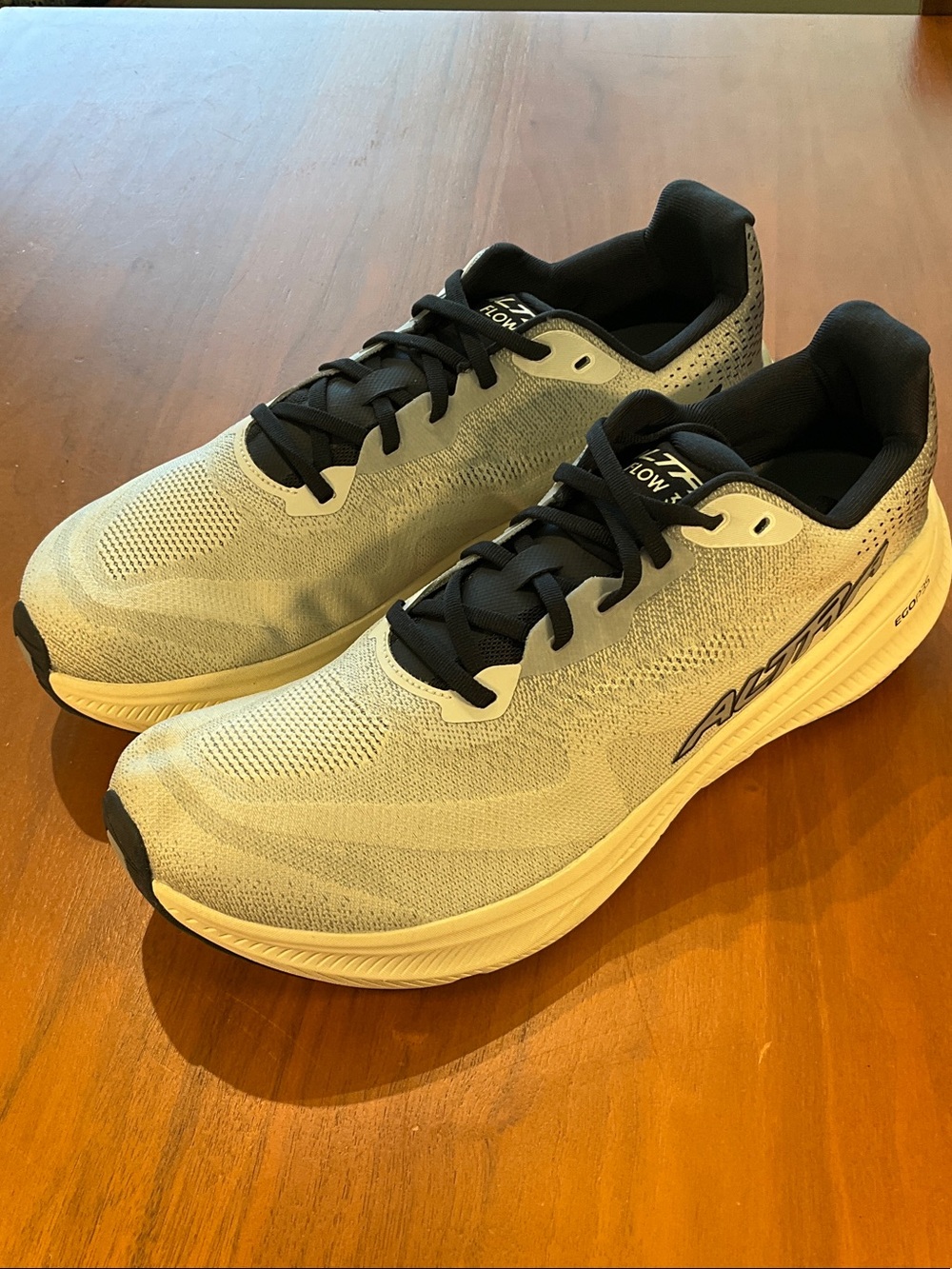 Flow 3 Altra Men's Running Shoes in Light Gray and Black sample